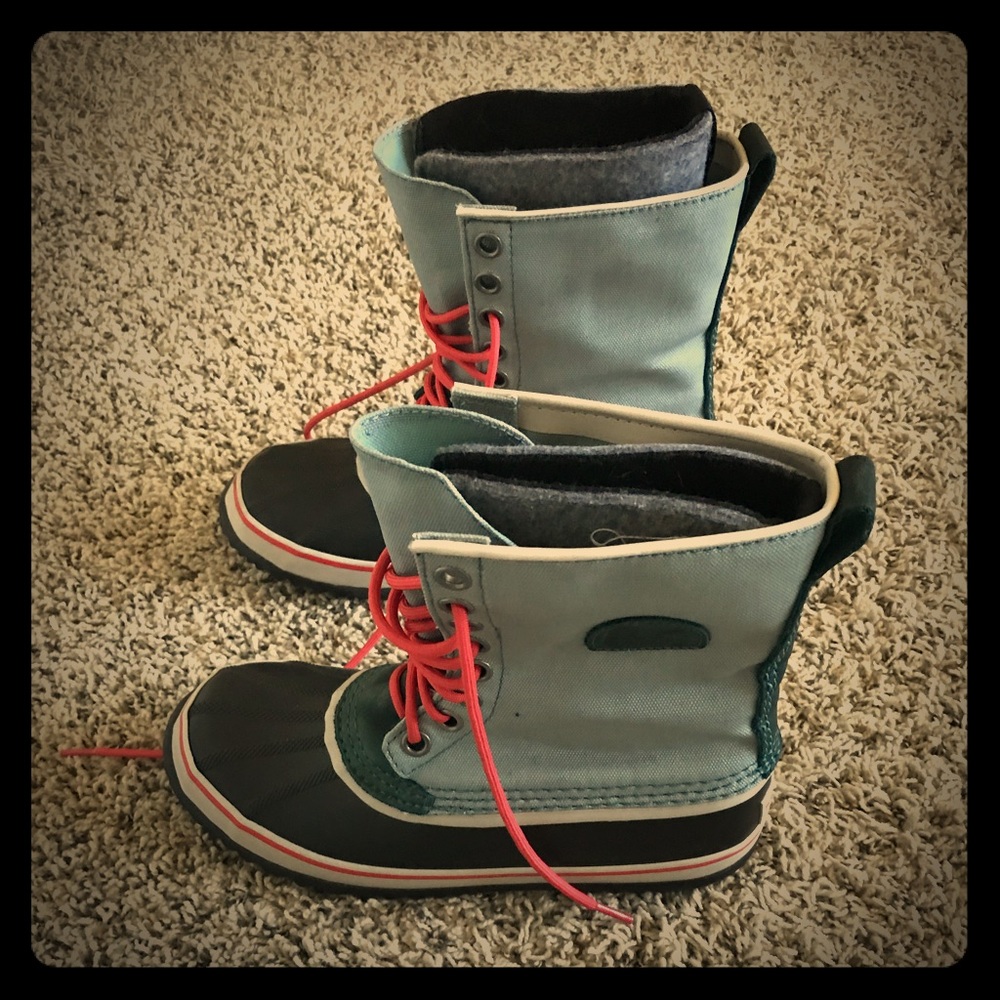 Size 9 Sorel boots like new!!! Worn once!!!